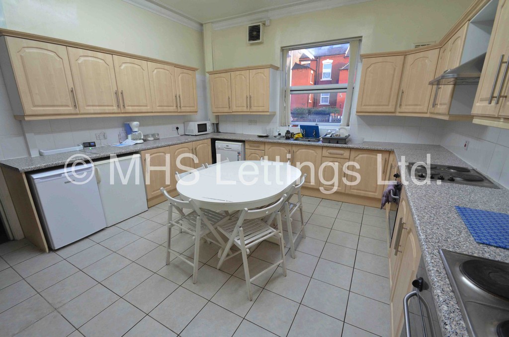 Photo of 8 Bedroom Mid Terraced House in 26 Consort Terrace, Leeds, LS3 1ET