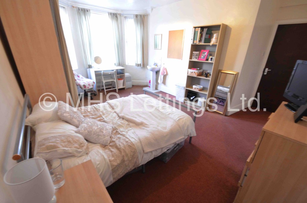 Photo of 8 Bedroom Mid Terraced House in 26 Consort Terrace, Leeds, LS3 1ET