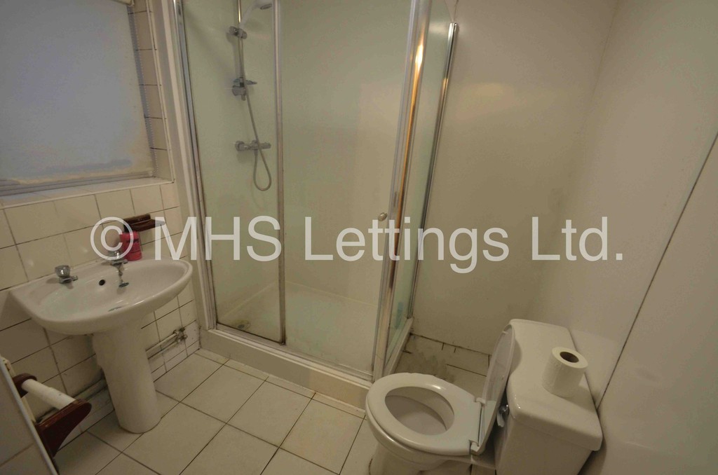 Photo of 8 Bedroom Mid Terraced House in 26 Consort Terrace, Leeds, LS3 1ET