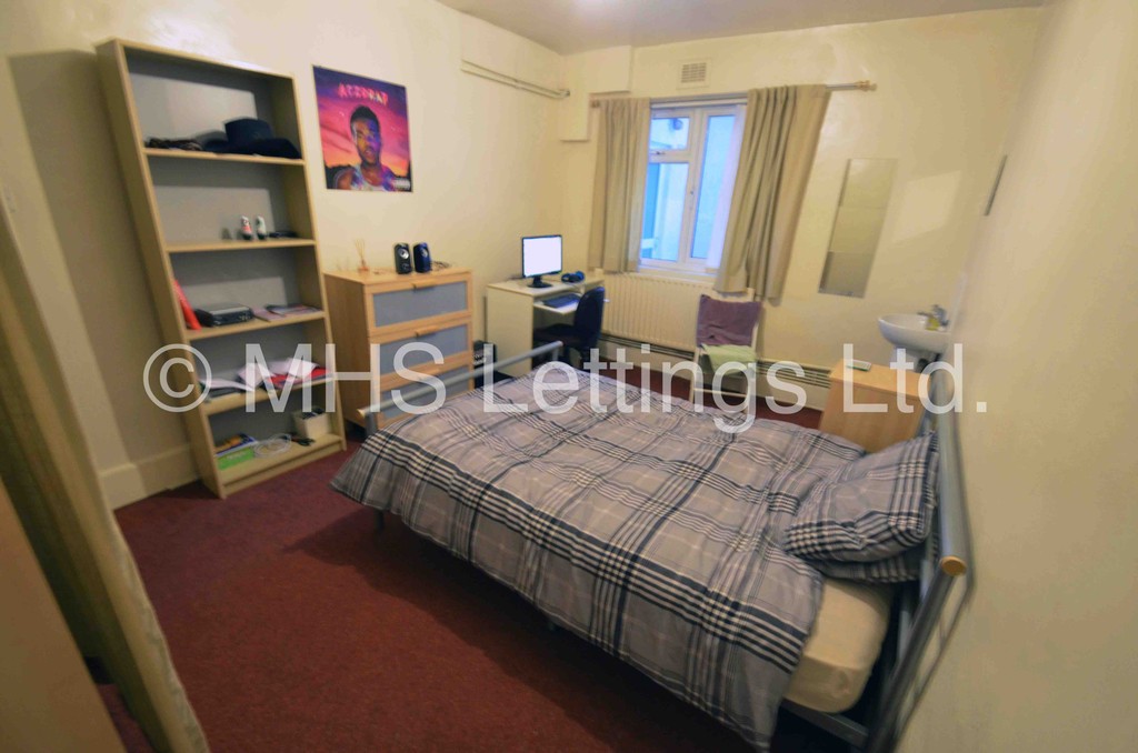 Photo of 8 Bedroom Mid Terraced House in 26 Consort Terrace, Leeds, LS3 1ET