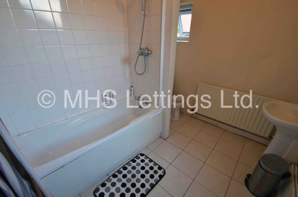 Photo of 8 Bedroom Mid Terraced House in 26 Consort Terrace, Leeds, LS3 1ET