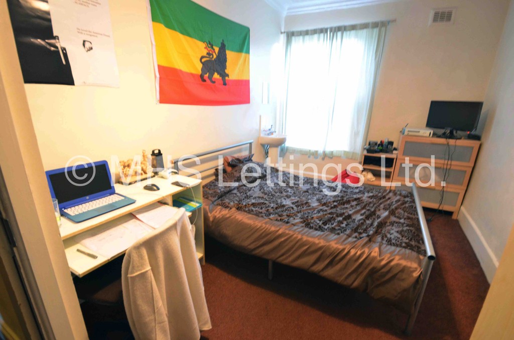 Photo of 8 Bedroom Mid Terraced House in 26 Consort Terrace, Leeds, LS3 1ET