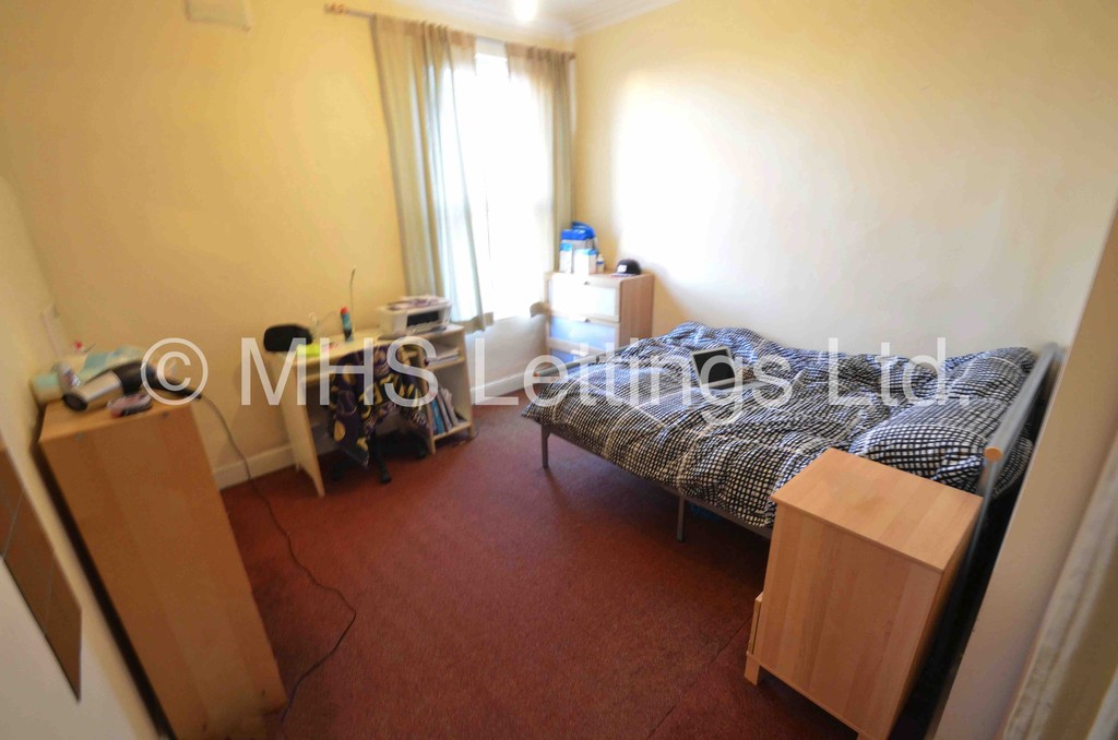 Photo of 8 Bedroom Mid Terraced House in 26 Consort Terrace, Leeds, LS3 1ET