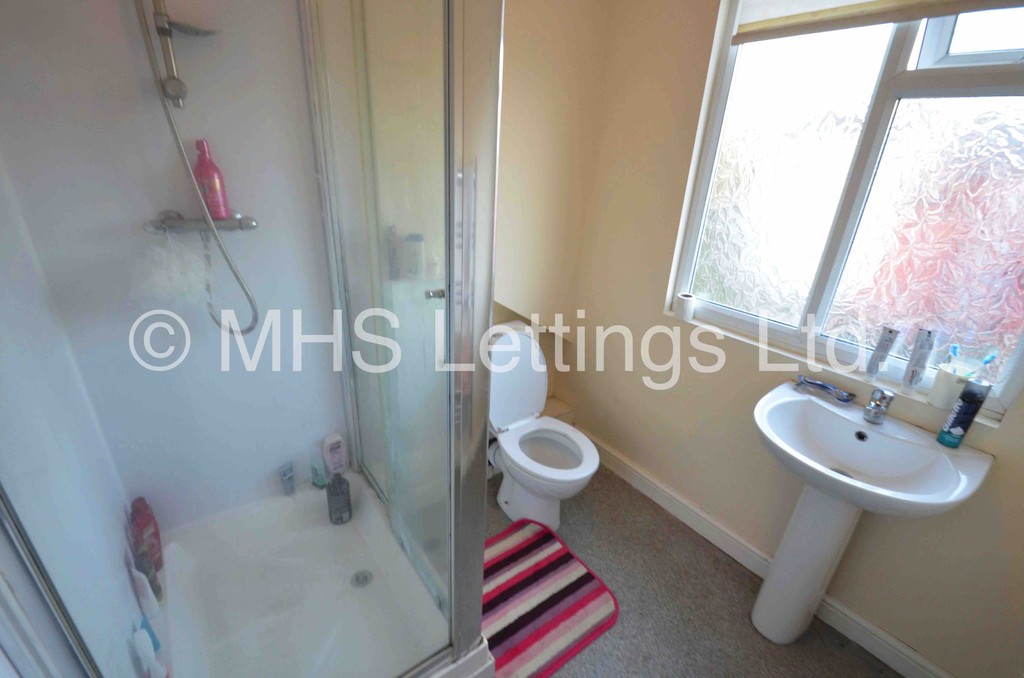Photo of 8 Bedroom Mid Terraced House in 26 Consort Terrace, Leeds, LS3 1ET