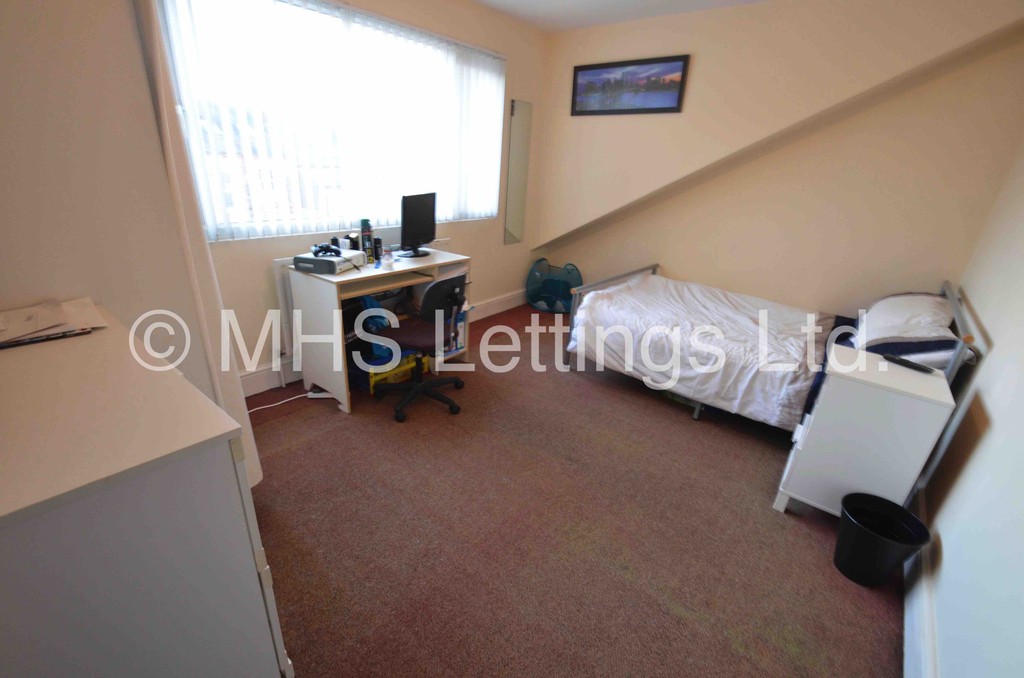 Photo of 8 Bedroom Mid Terraced House in 26 Consort Terrace, Leeds, LS3 1ET