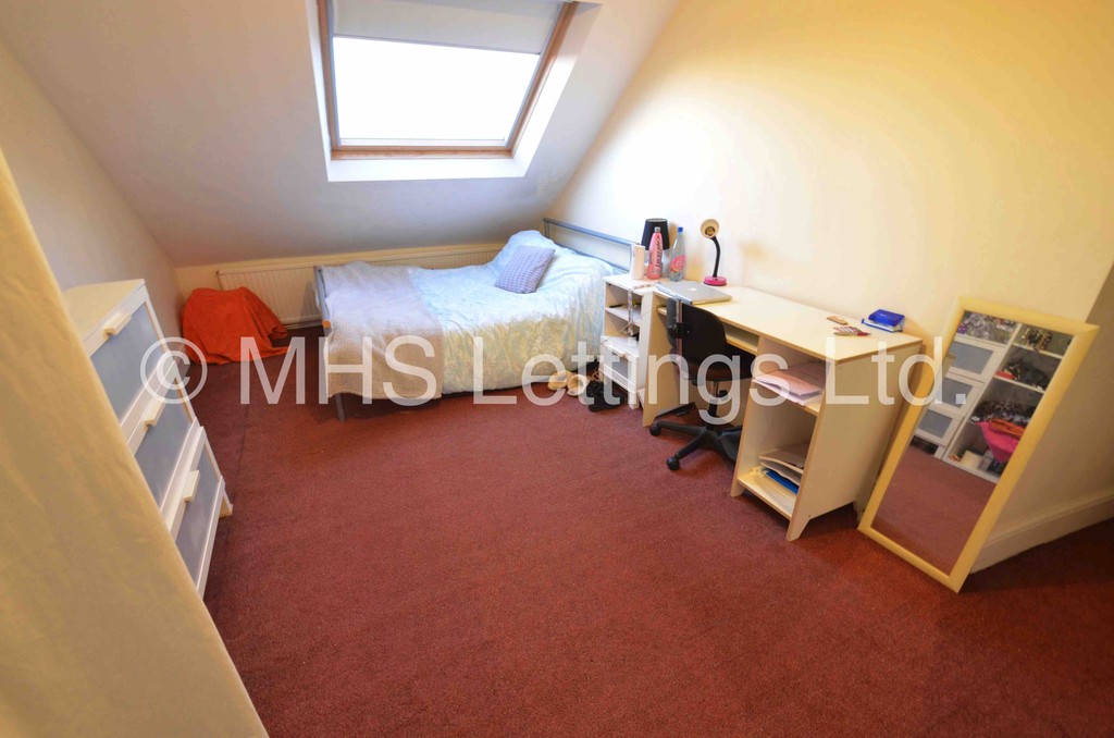 Photo of 8 Bedroom Mid Terraced House in 26 Consort Terrace, Leeds, LS3 1ET