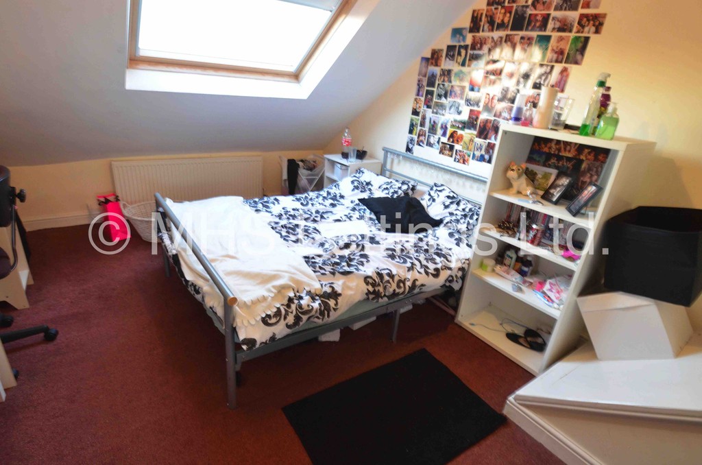Photo of 8 Bedroom Mid Terraced House in 26 Consort Terrace, Leeds, LS3 1ET