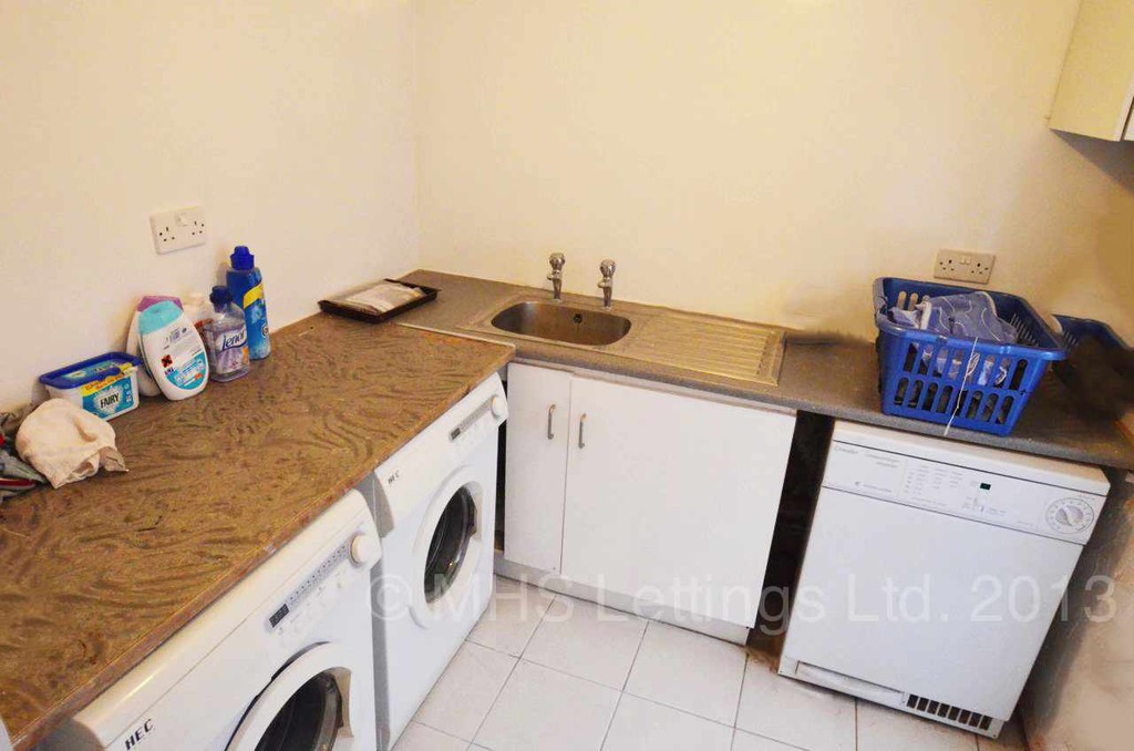 Photo of 8 Bedroom Mid Terraced House in 26 Consort Terrace, Leeds, LS3 1ET