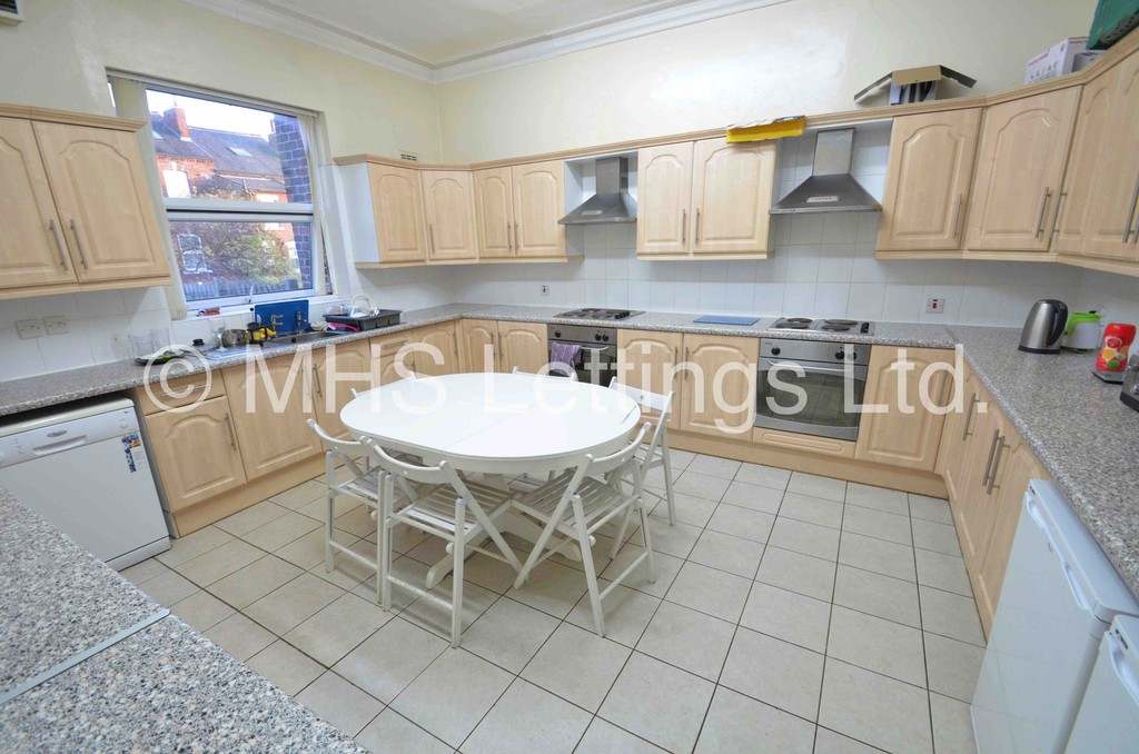 Photo of 8 Bedroom Mid Terraced House in 26 Consort Terrace, Leeds, LS3 1ET