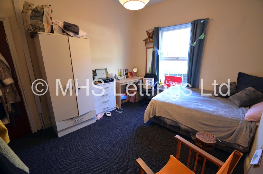 Photo of 6 Bedroom Mid Terraced House in 6 Ebberston Terrace, Leeds, LS6 1AU