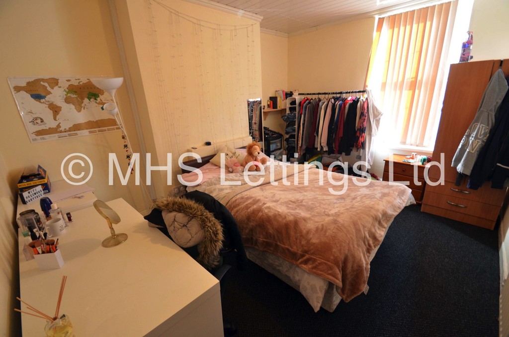 Photo of 6 Bedroom Mid Terraced House in 6 Ebberston Terrace, Leeds, LS6 1AU