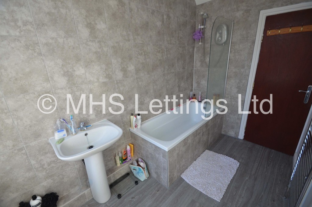 Photo of 6 Bedroom Mid Terraced House in 6 Ebberston Terrace, Leeds, LS6 1AU
