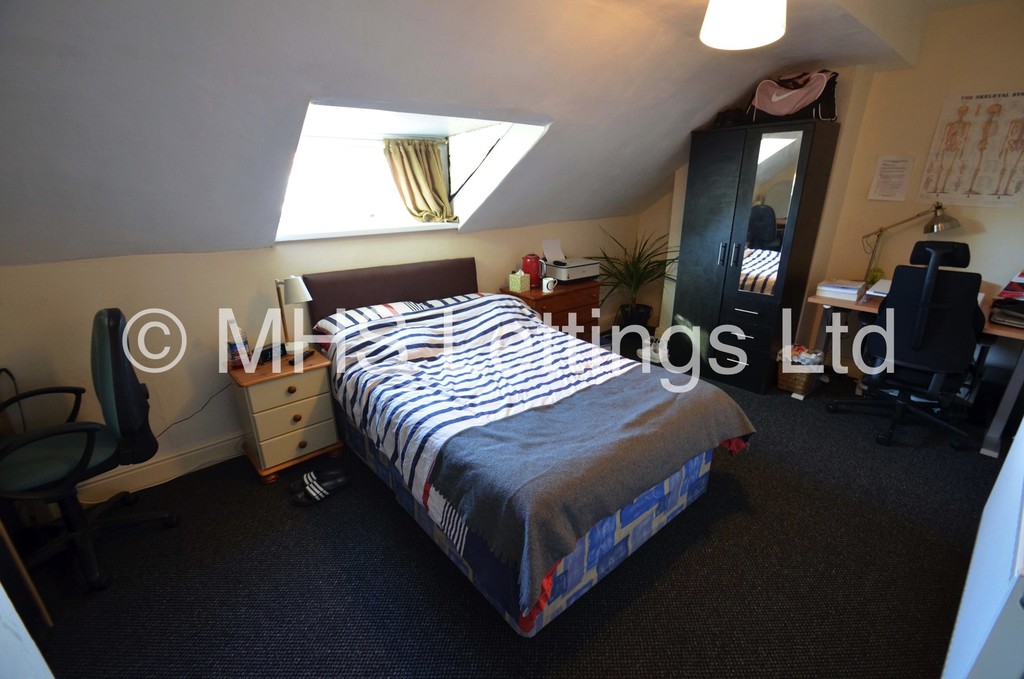 Photo of 6 Bedroom Mid Terraced House in 6 Ebberston Terrace, Leeds, LS6 1AU