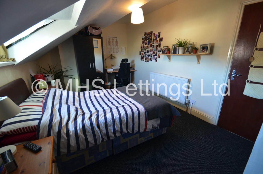 Photo of 6 Bedroom Mid Terraced House in 6 Ebberston Terrace, Leeds, LS6 1AU