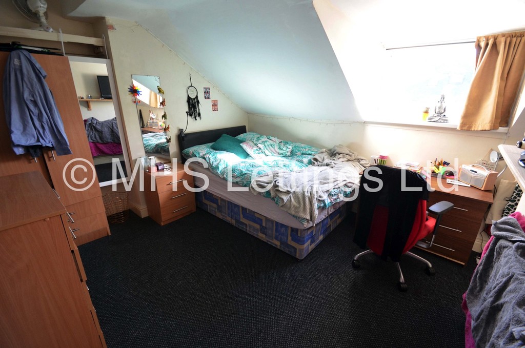 Photo of 6 Bedroom Mid Terraced House in 6 Ebberston Terrace, Leeds, LS6 1AU