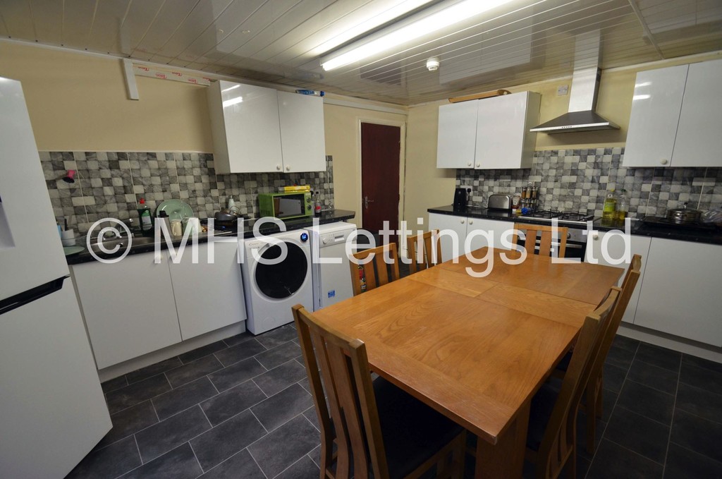 Photo of 6 Bedroom Mid Terraced House in 6 Ebberston Terrace, Leeds, LS6 1AU