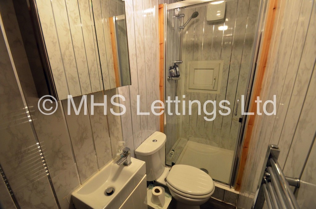 Photo of 6 Bedroom Mid Terraced House in 6 Ebberston Terrace, Leeds, LS6 1AU
