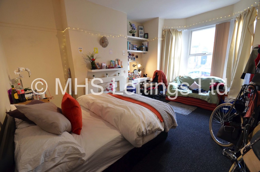 Photo of 6 Bedroom Mid Terraced House in 6 Ebberston Terrace, Leeds, LS6 1AU
