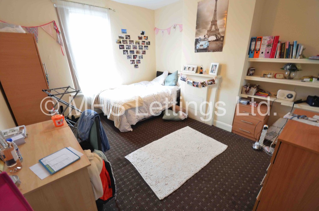 Photo of 6 Bedroom Mid Terraced House in 6 Ebberston Terrace, Leeds, LS6 1AU