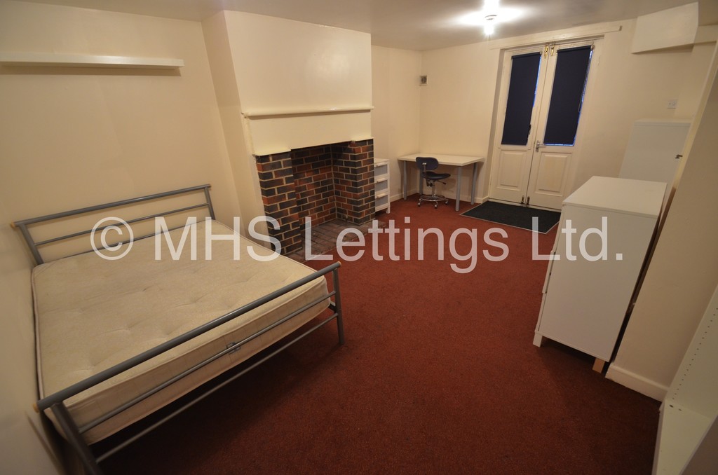 Photo of 10 Bedroom Mid Terraced House in 16 Hanover Square, Leeds, LS3 1AP