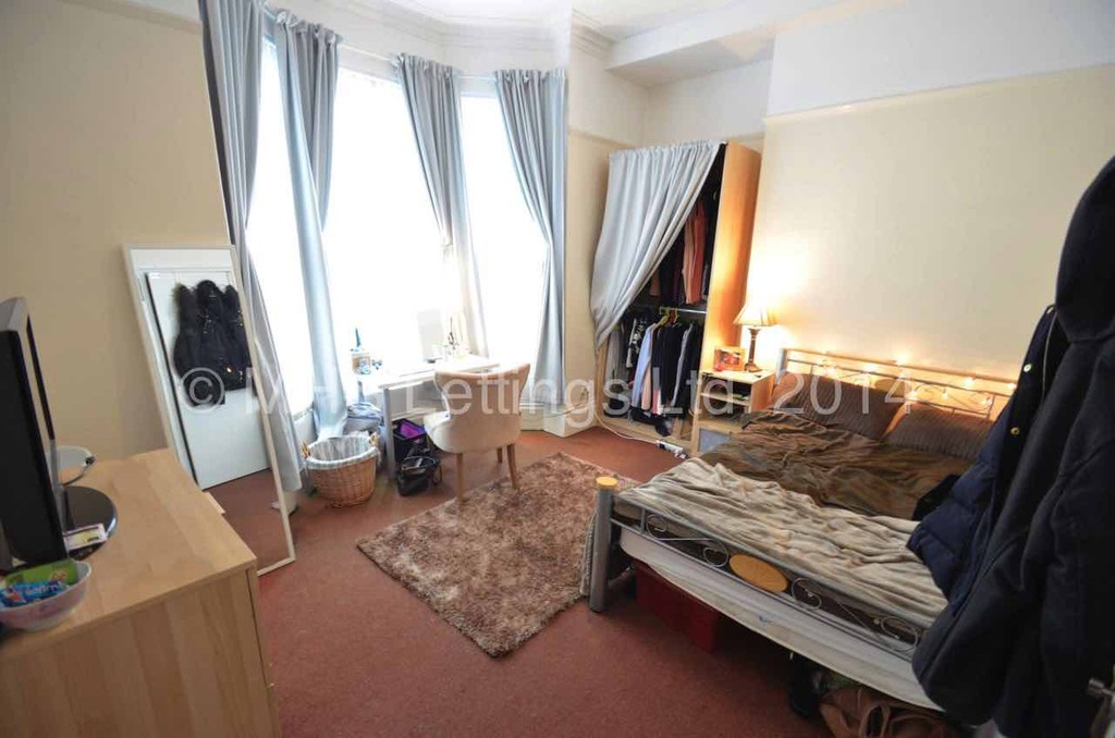 Photo of 9 Bedroom Mid Terraced House in 42 Hanover Square, Leeds, LS3 1BQ