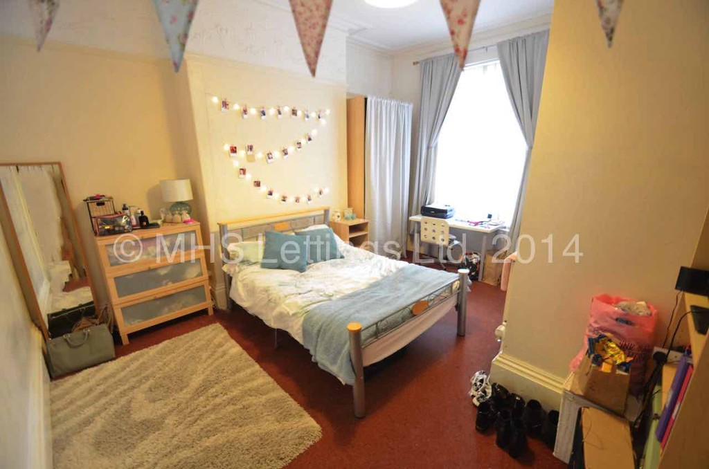 Photo of 9 Bedroom Mid Terraced House in 42 Hanover Square, Leeds, LS3 1BQ