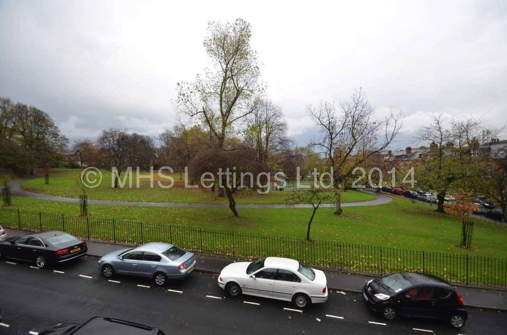 Photo of 9 Bedroom Mid Terraced House in 42 Hanover Square, Leeds, LS3 1BQ