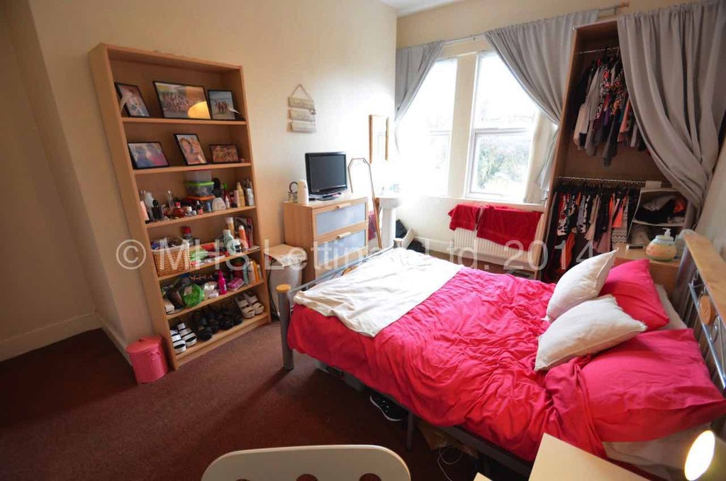 Photo of 9 Bedroom Mid Terraced House in 42 Hanover Square, Leeds, LS3 1BQ