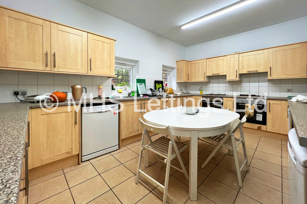 Photo of 9 Bedroom Mid Terraced House in 42 Hanover Square, Leeds, LS3 1BQ