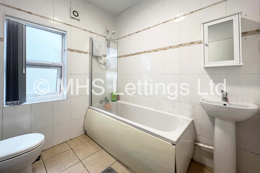 Photo of 9 Bedroom Mid Terraced House in 42 Hanover Square, Leeds, LS3 1BQ