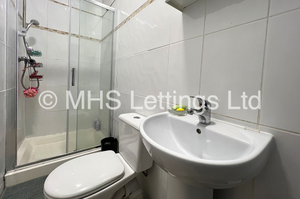 Photo of 9 Bedroom Mid Terraced House in 42 Hanover Square, Leeds, LS3 1BQ