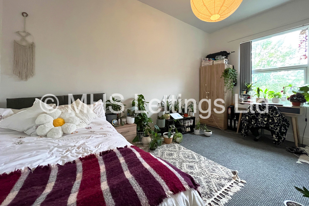 Photo of 9 Bedroom Mid Terraced House in 42 Hanover Square, Leeds, LS3 1BQ