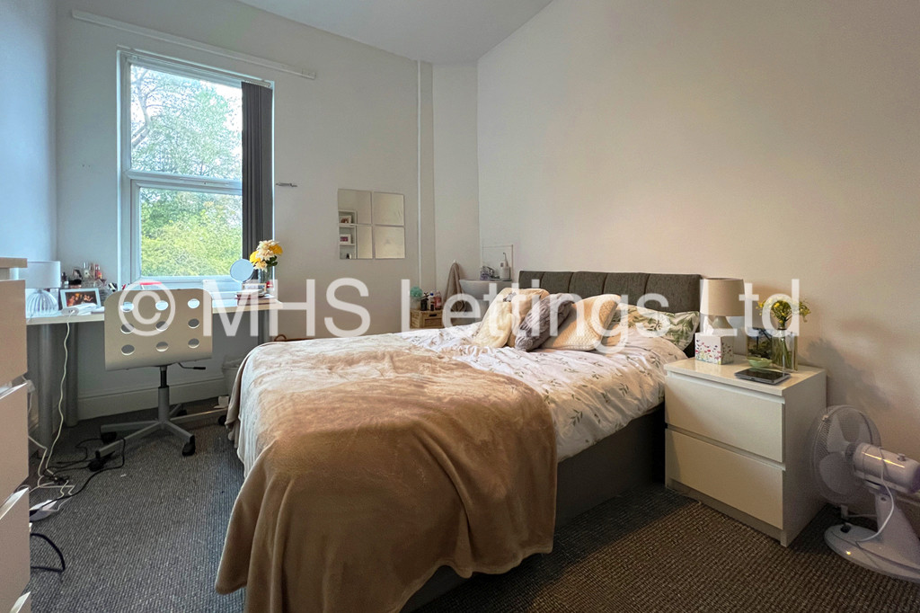 Photo of 9 Bedroom Mid Terraced House in 42 Hanover Square, Leeds, LS3 1BQ