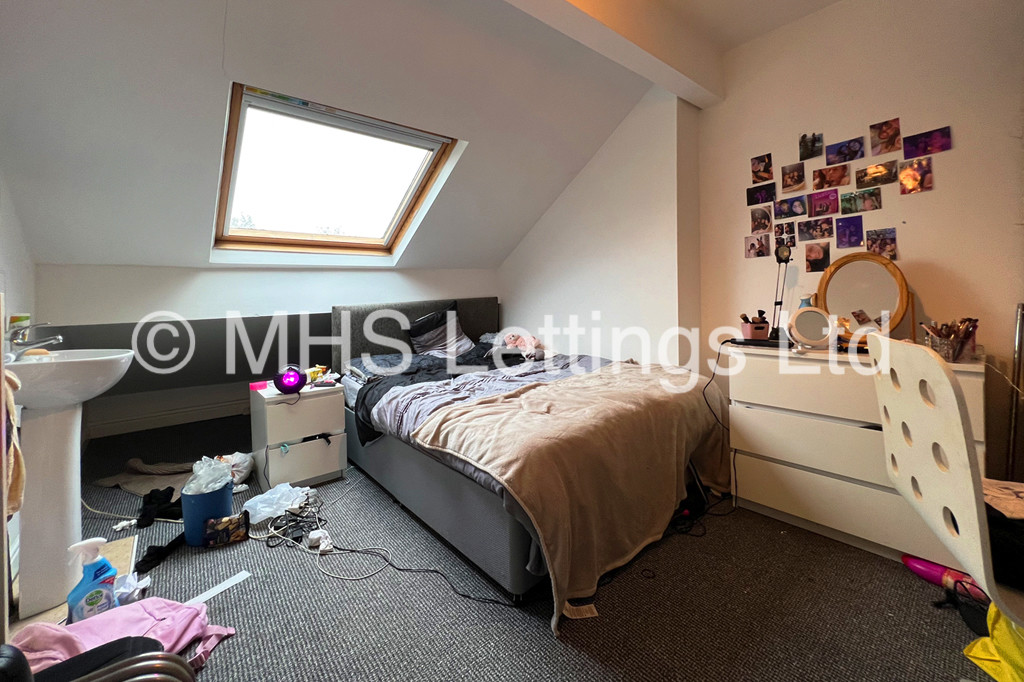 Photo of 9 Bedroom Mid Terraced House in 42 Hanover Square, Leeds, LS3 1BQ