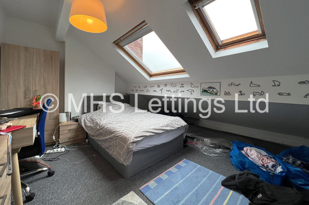 Photo of 9 Bedroom Mid Terraced House in 42 Hanover Square, Leeds, LS3 1BQ