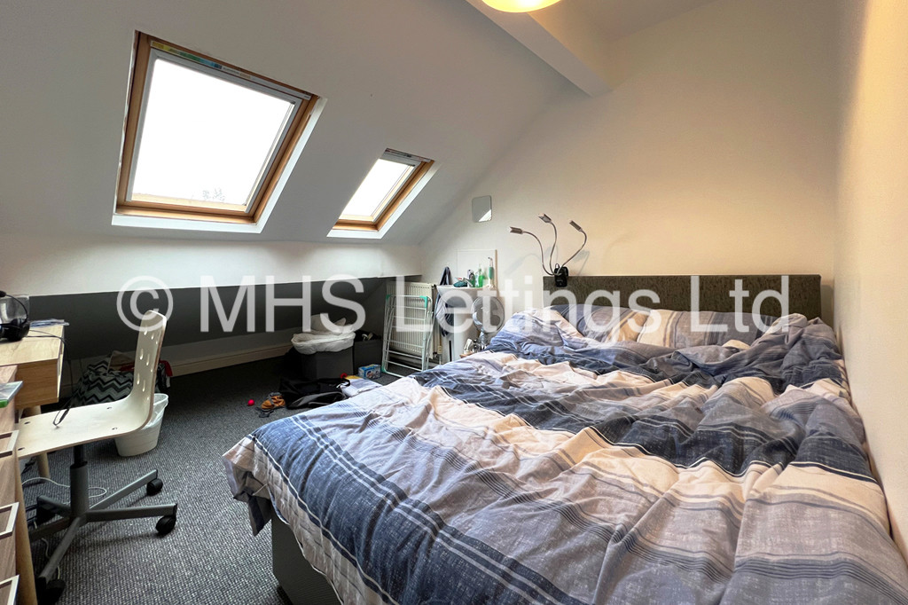 Photo of 9 Bedroom Mid Terraced House in 42 Hanover Square, Leeds, LS3 1BQ