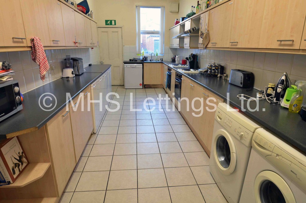 Photo of 8 Bedroom Mid Terraced House in 34 Kelso Road, Leeds, LS2 9PR