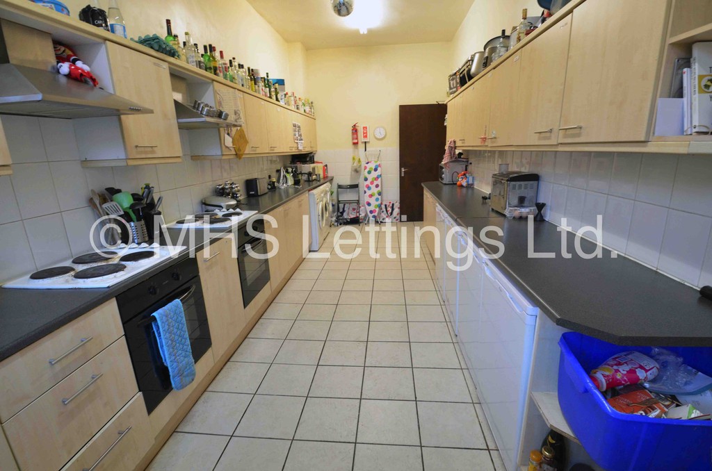 Photo of 8 Bedroom Mid Terraced House in 34 Kelso Road, Leeds, LS2 9PR