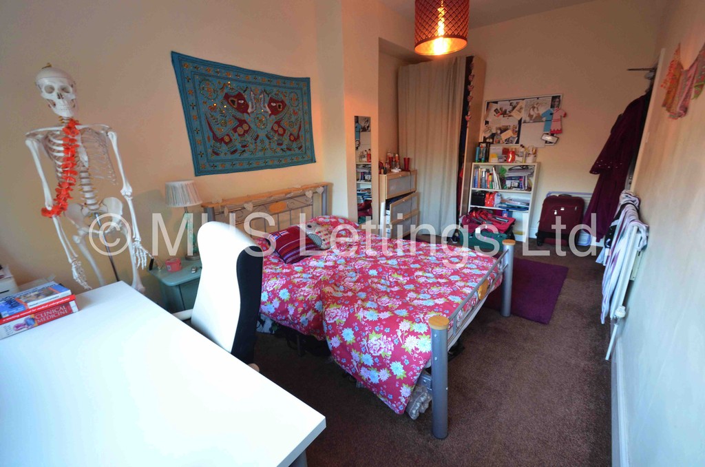 Photo of 8 Bedroom Mid Terraced House in 34 Kelso Road, Leeds, LS2 9PR