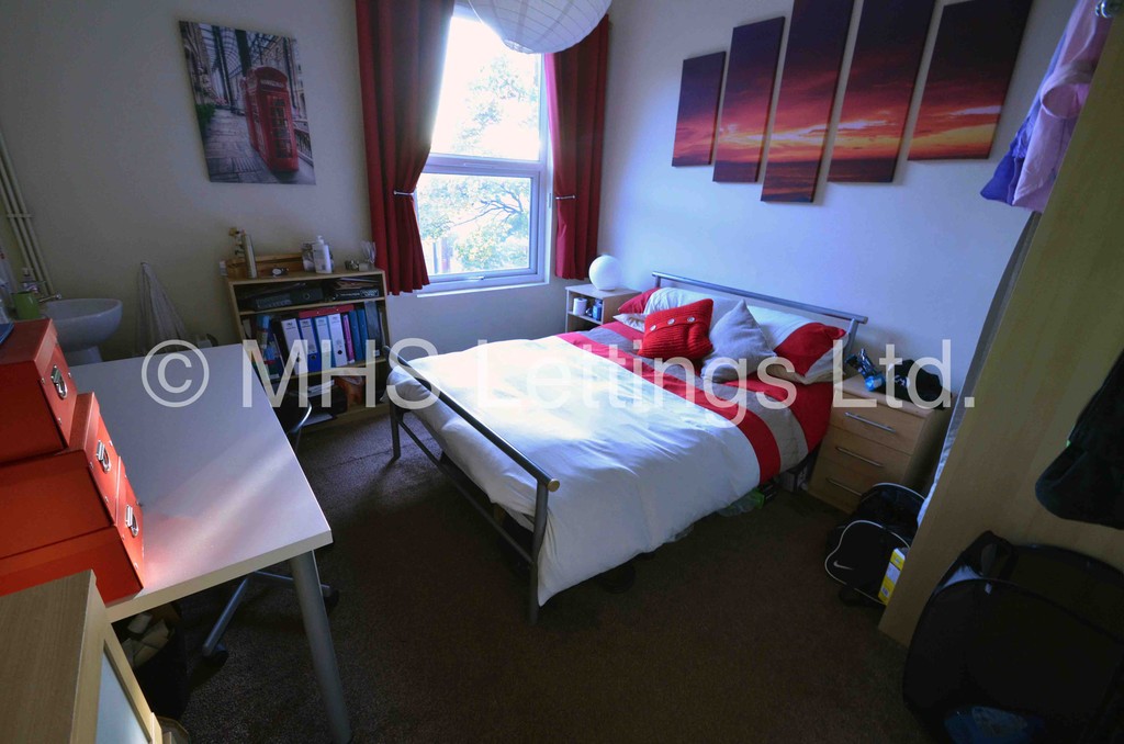 Photo of 8 Bedroom Mid Terraced House in 34 Kelso Road, Leeds, LS2 9PR