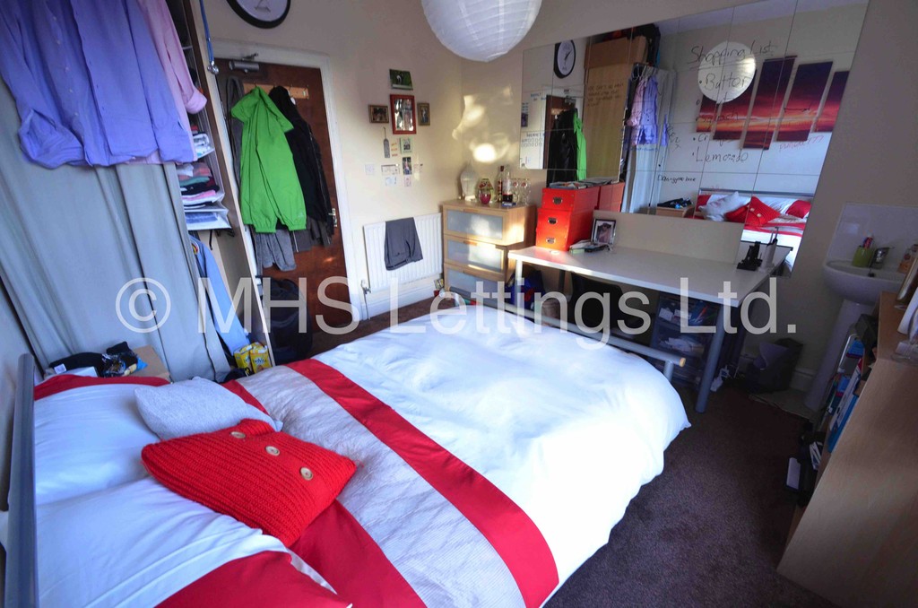 Photo of 8 Bedroom Mid Terraced House in 34 Kelso Road, Leeds, LS2 9PR
