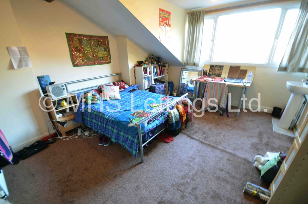 Photo of 8 Bedroom Mid Terraced House in 34 Kelso Road, Leeds, LS2 9PR