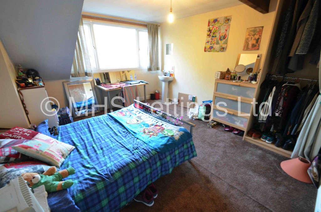 Photo of 8 Bedroom Mid Terraced House in 34 Kelso Road, Leeds, LS2 9PR