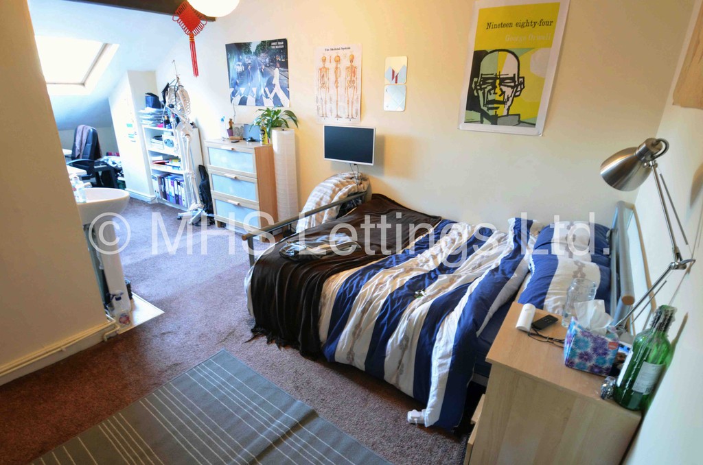 Photo of 8 Bedroom Mid Terraced House in 34 Kelso Road, Leeds, LS2 9PR