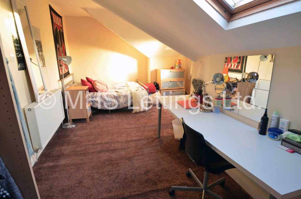 Photo of 8 Bedroom Mid Terraced House in 34 Kelso Road, Leeds, LS2 9PR