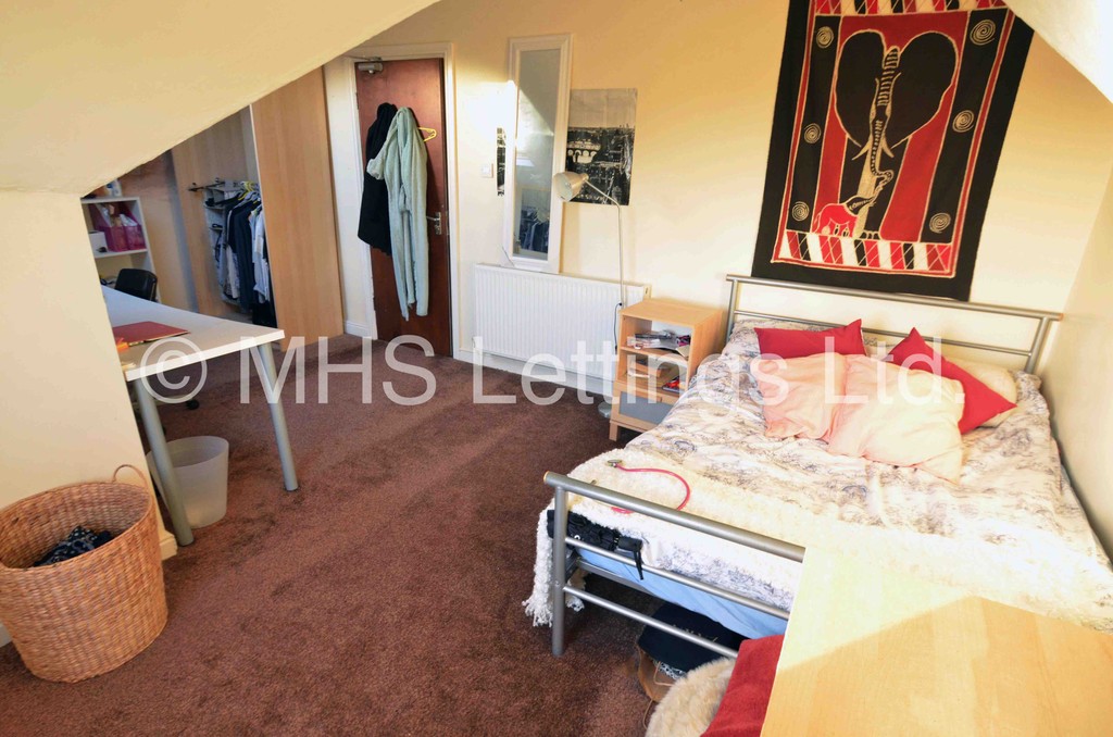 Photo of 8 Bedroom Mid Terraced House in 34 Kelso Road, Leeds, LS2 9PR