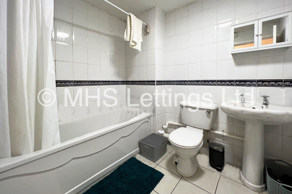 Photo of 8 Bedroom Mid Terraced House in 34 Kelso Road, Leeds, LS2 9PR