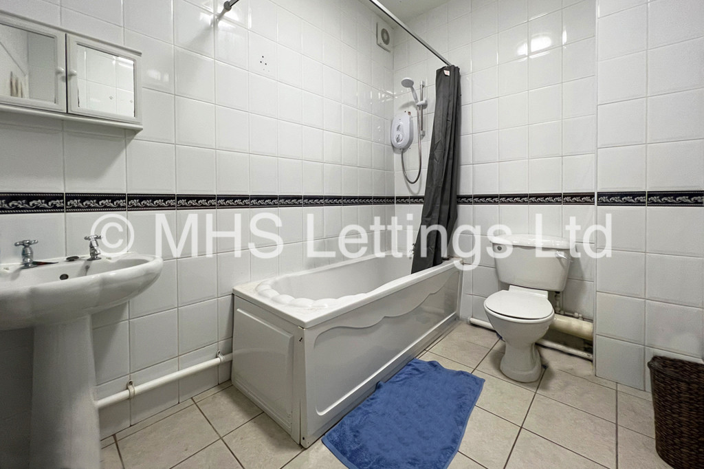 Photo of 8 Bedroom Mid Terraced House in 34 Kelso Road, Leeds, LS2 9PR