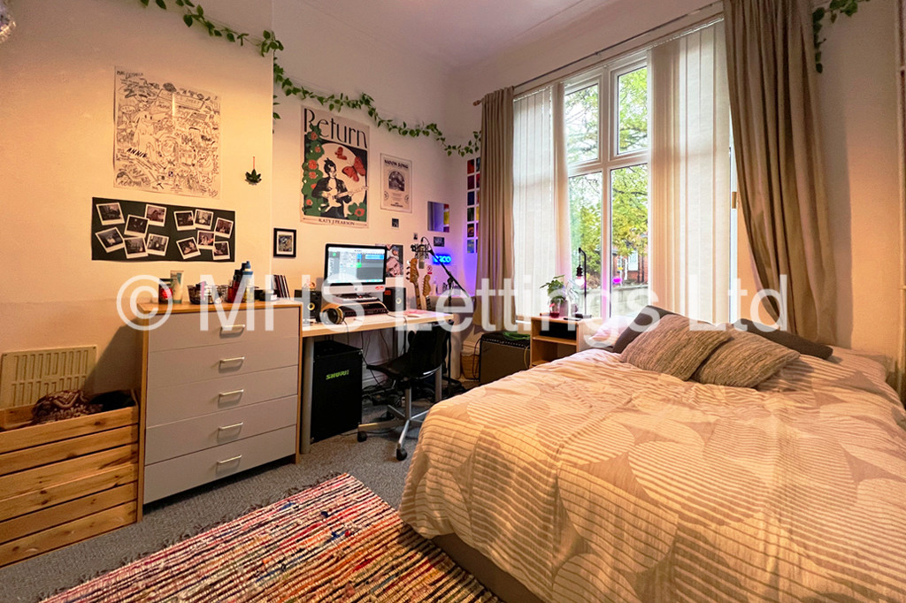Photo of 8 Bedroom Mid Terraced House in 34 Kelso Road, Leeds, LS2 9PR