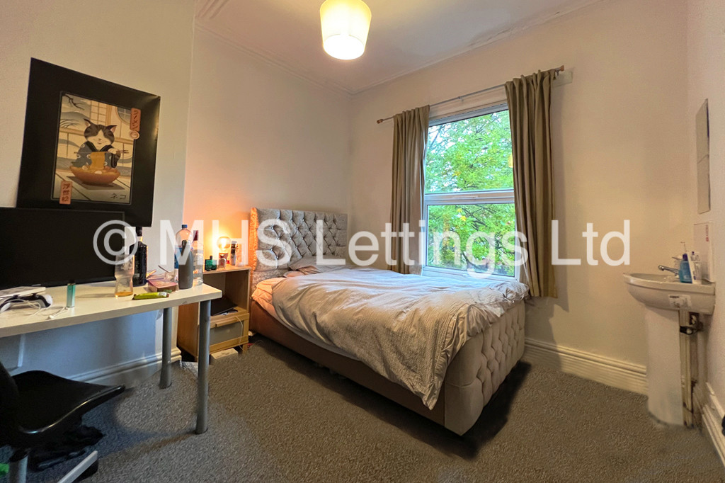 Photo of 8 Bedroom Mid Terraced House in 34 Kelso Road, Leeds, LS2 9PR